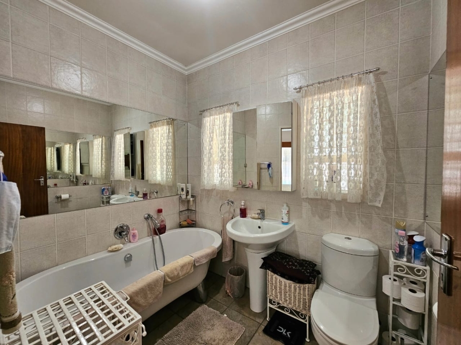 6 Bedroom Property for Sale in Grimbeeck Park North West